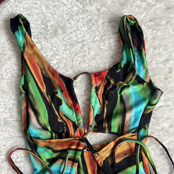 PRETTY LITTLE THING: Green Abstract Print Cut Out Adjustable String Swimsuit - Picture 4 of 7